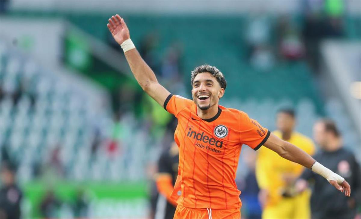 عمر مرموش وتتوجه بجائزة أفضل لاعب بعد تألقه في مباراة آينتراخت أمام البايرن