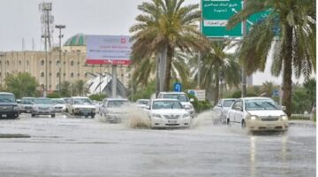 لقيادة آمنة. المرور يوجه نصائح هامة لجميع قائدي المركبات أثناء هطول الأمطار