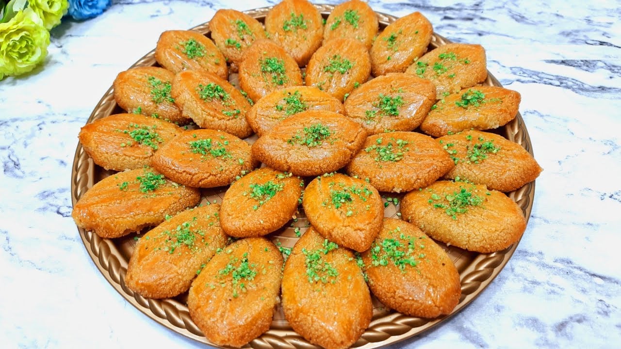 سريعة ومكوناتها متوفرة في كل بيت .. طريقة تحضير غير معروفة لحلوى رموش الست بكل سهولة