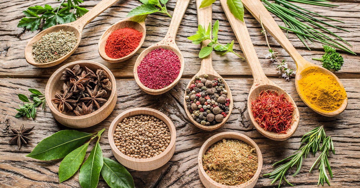“موجودة ف كل بيت” أعشاب طبيعية تغير صحتك للأفضل.. تؤخر الشيخوخة وتعزز المناعة