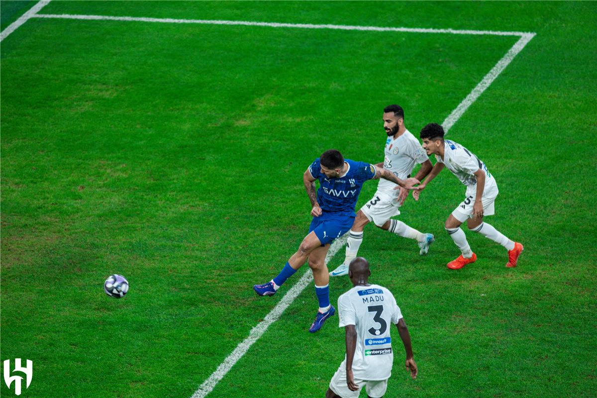 هل استحق الأزرق ركلة جزاء؟.. خبير تحكيمي يفجرها ويكشف أخطاء تحكيمية بمباراة الهلال والاتفاق