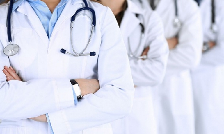 قانون أعضاء المهن الطبية.. تعرف على إجراءات التعاقد مع الأطباء بعد بلوغ سن المعاش