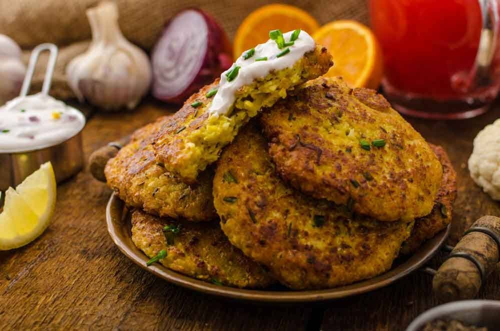 بطعم مقرمش شهي ولذيذ حضري ألذ أقراص قرنبيط بمذاق لا يقاوم