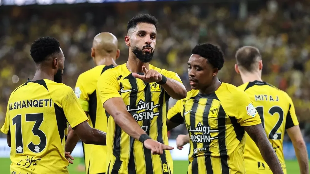 المباراة المنتظرة .. القنوات الناقلة لمباراة الاتحاد والفتح في دوري روشن السعودي