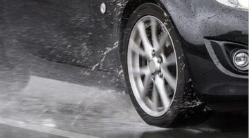 المرور السعودي يوجه رسالة هامة لجميع قائدي المركبات بشأن إطارات السيارات في الأجواء الماطرة 1