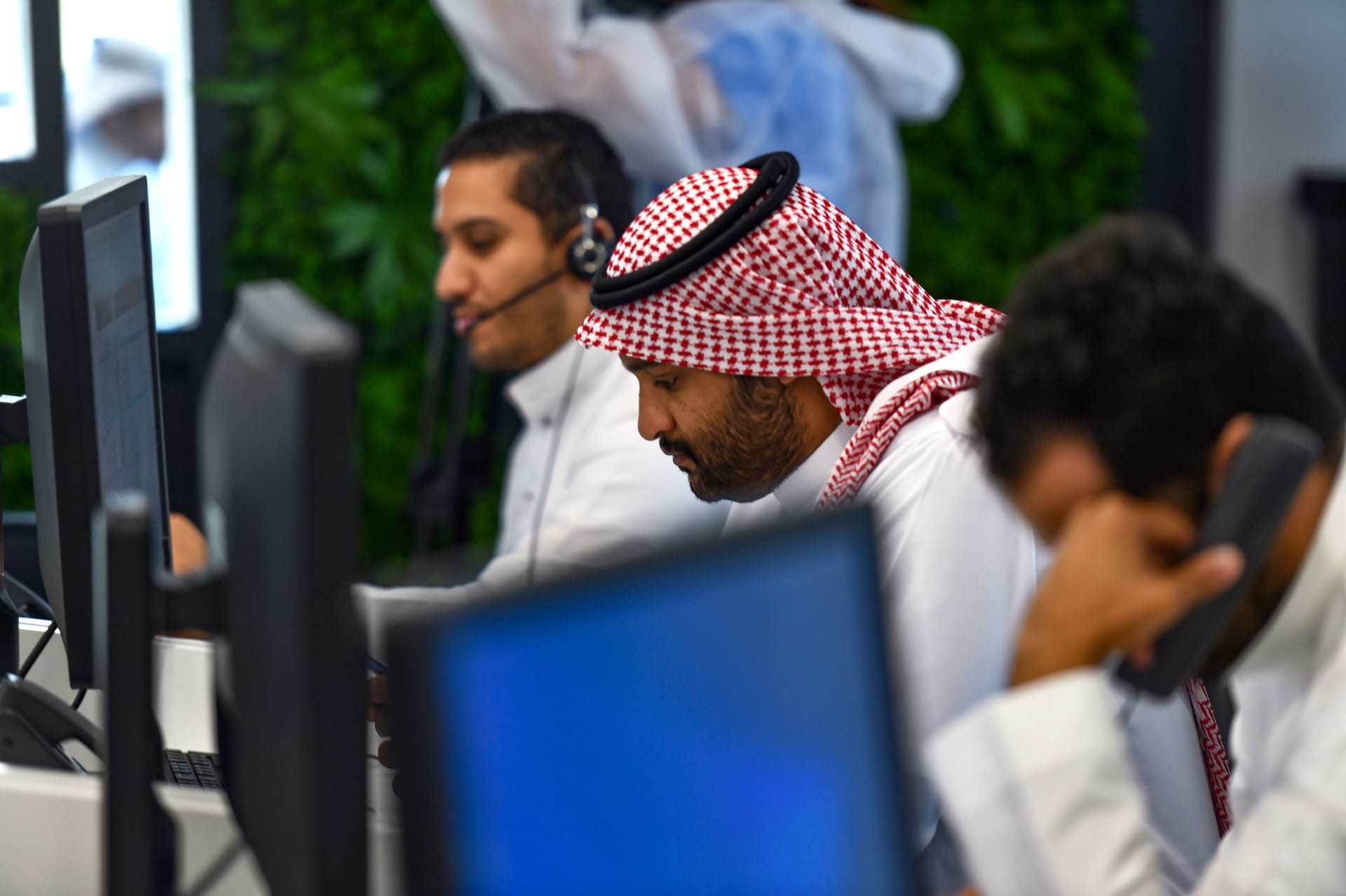 الحكومة السعودية تزف نبأ سارَّ للعاملين من المواطنين والمقيمين وتُلزم صاحب العمل بهذا الإجراء