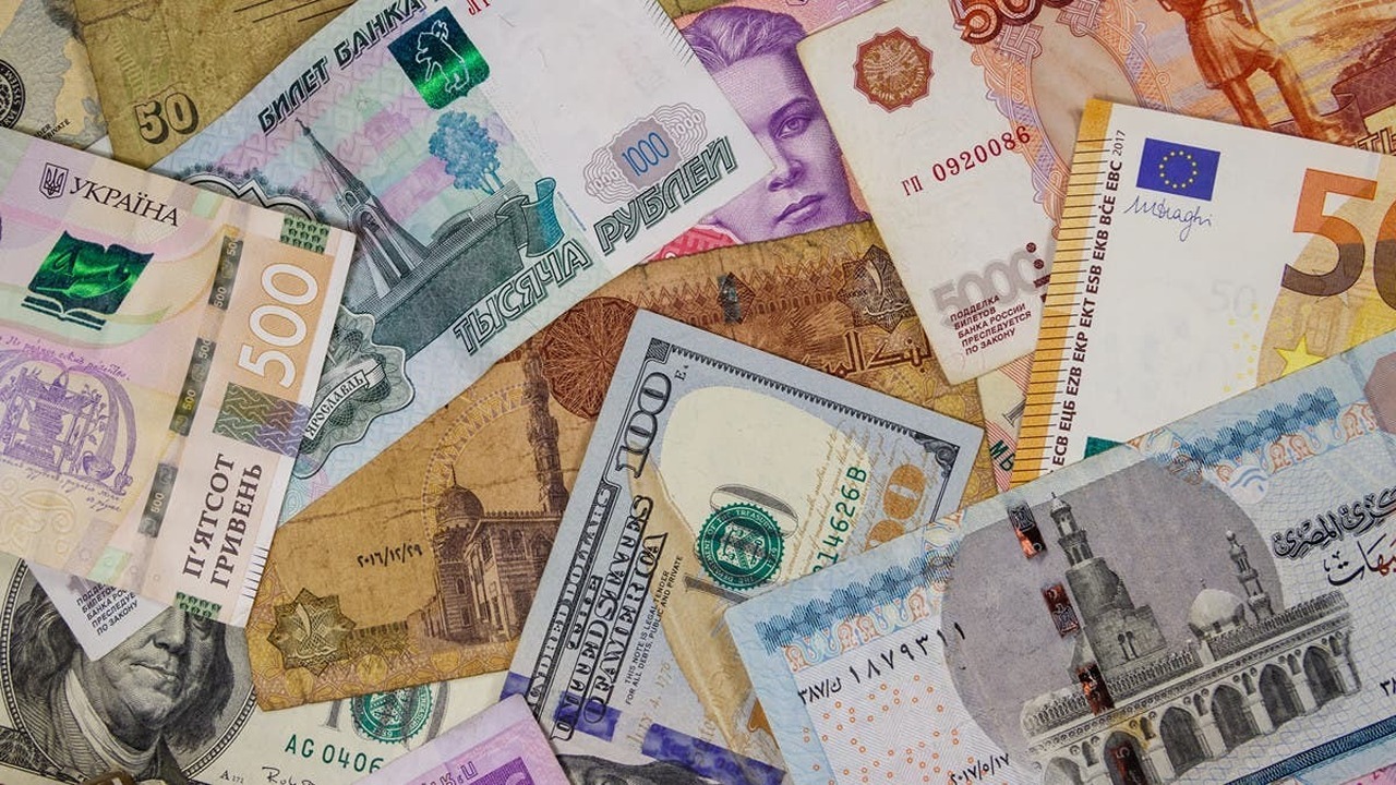 "الأخضر يرتفع".. سعر الدولار مقابل الجنيه المصري وأسعار العملات الأجنبية والعربية اليوم الأحد 17-11-2024 2 “الأخضر يرتفع”.. سعر الدولار مقابل الجنيه المصري وأسعار العملات الأجنبية والعربية اليوم الأحد 17-11-2024