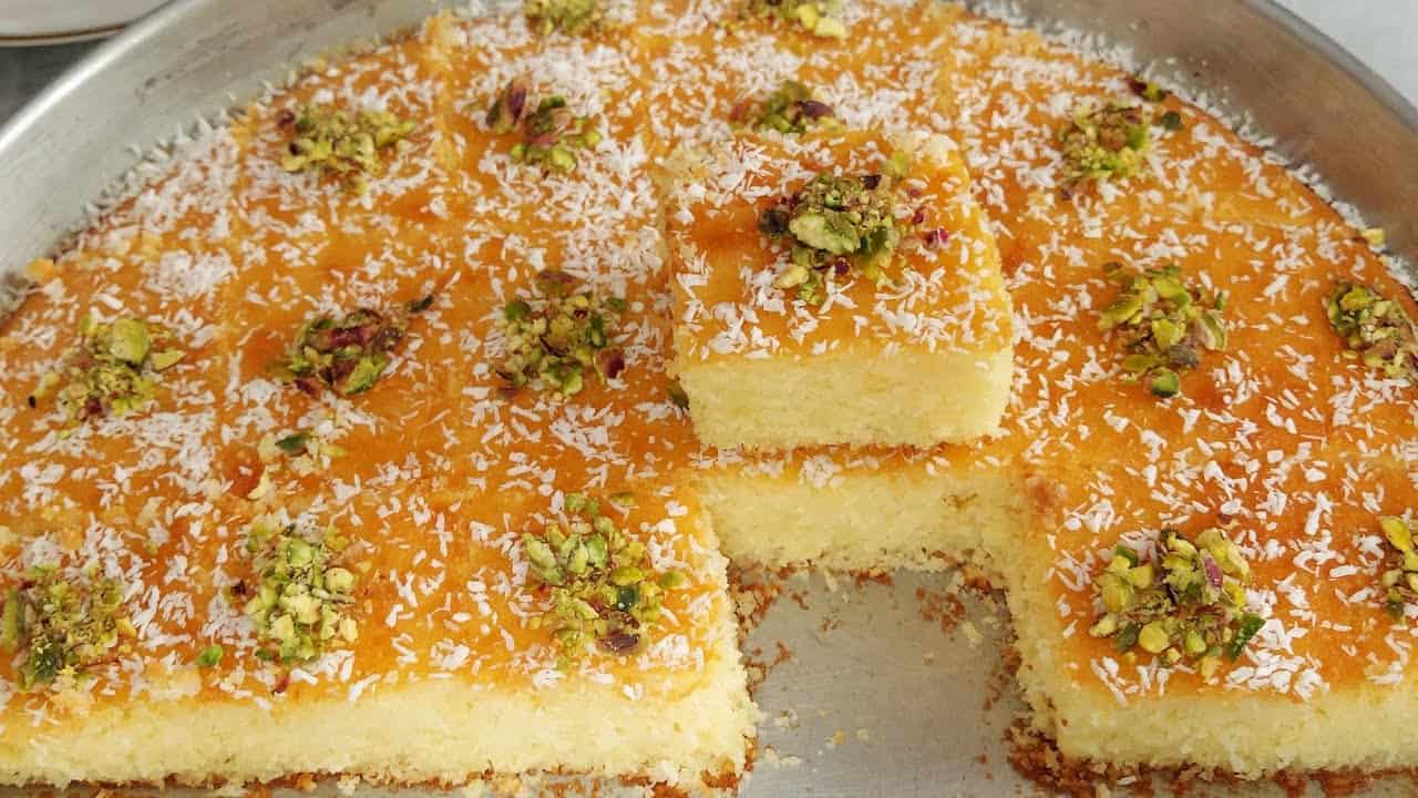بمقادير غير مكلفة والطعم حكاية .. طريقة عمل كيكة البسبوسة في البيت 2 بمقادير غير مكلفة والطعم حكاية .. طريقة عمل كيكة البسبوسة في البيت