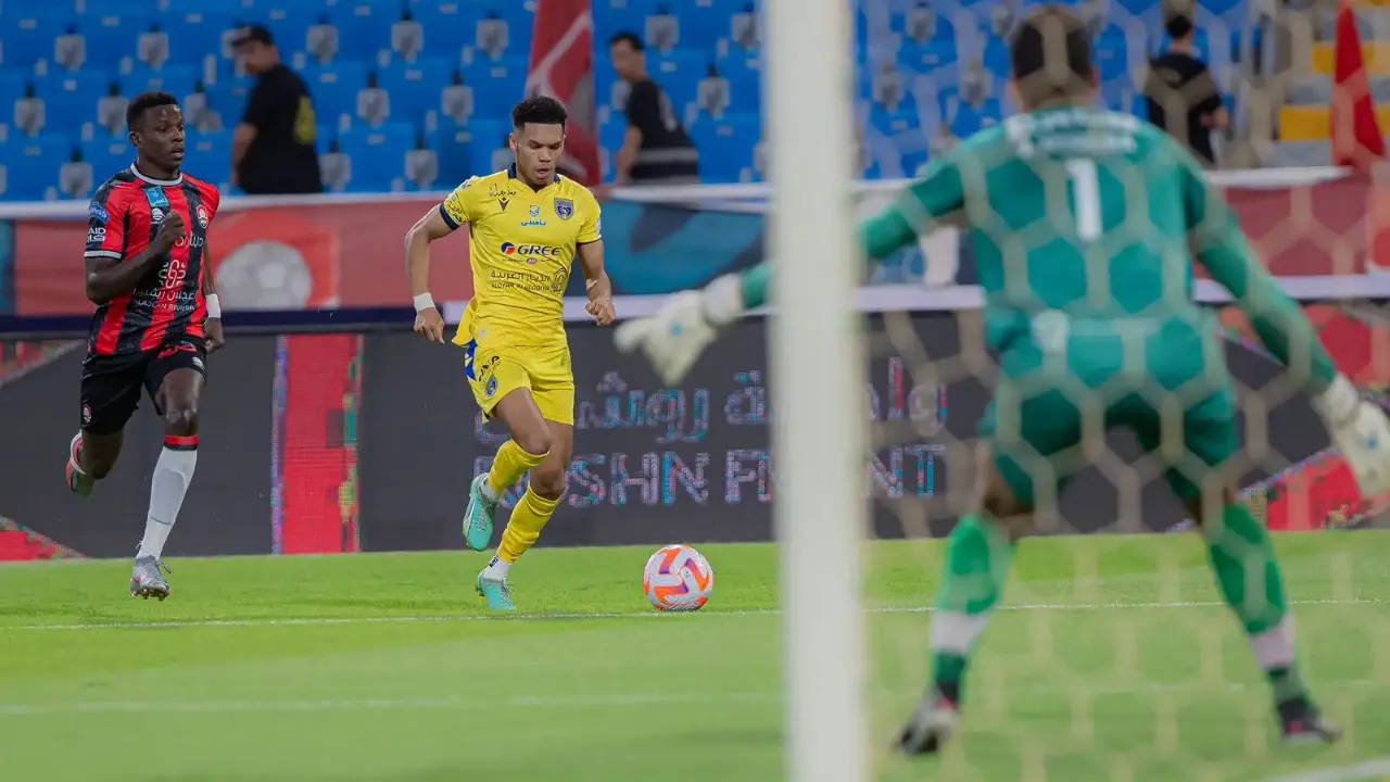 مساء اليوم.. موعد مباراة الرائد والتعاون والقنوات الناقلة في الدوري السعودي 2024-2025