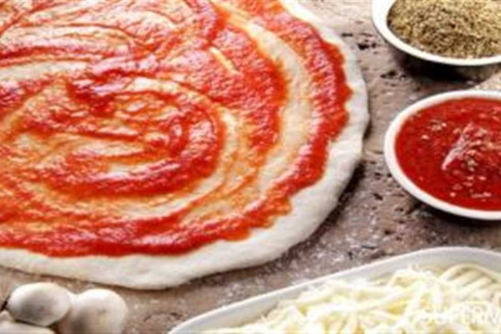 طريقة عمل عجينة البيتزا الهشة في المنزل لضمان النظافة وتوفير المال 2 طريقة عمل عجينة البيتزا الهشة في المنزل لضمان النظافة وتوفير المال