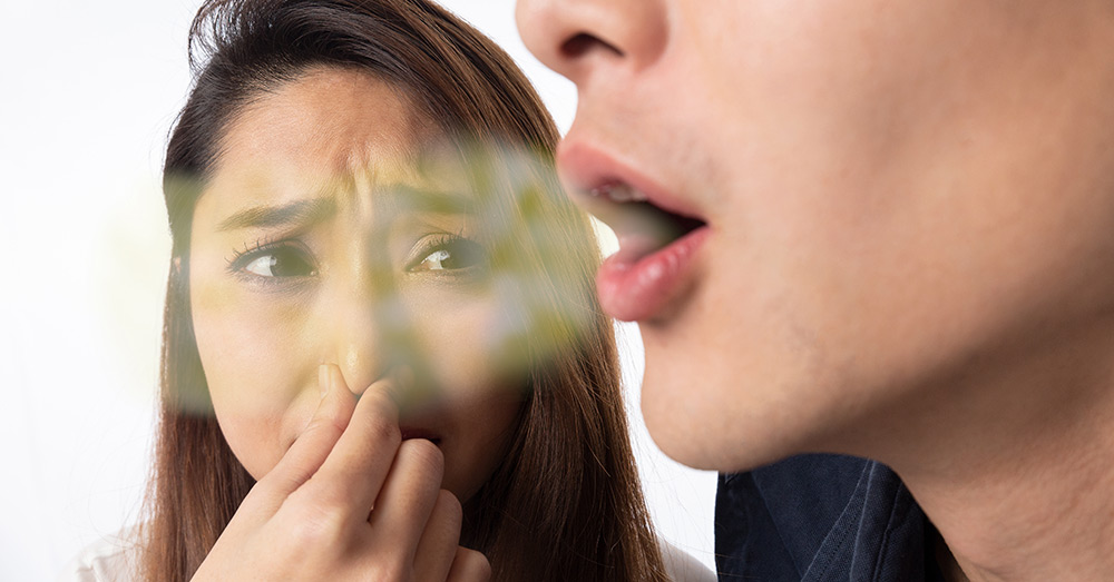 كيفية التخلص من رائحة الفم نهائيا من أول استخدام وما هي أسباب الرائحة الكريهة؟