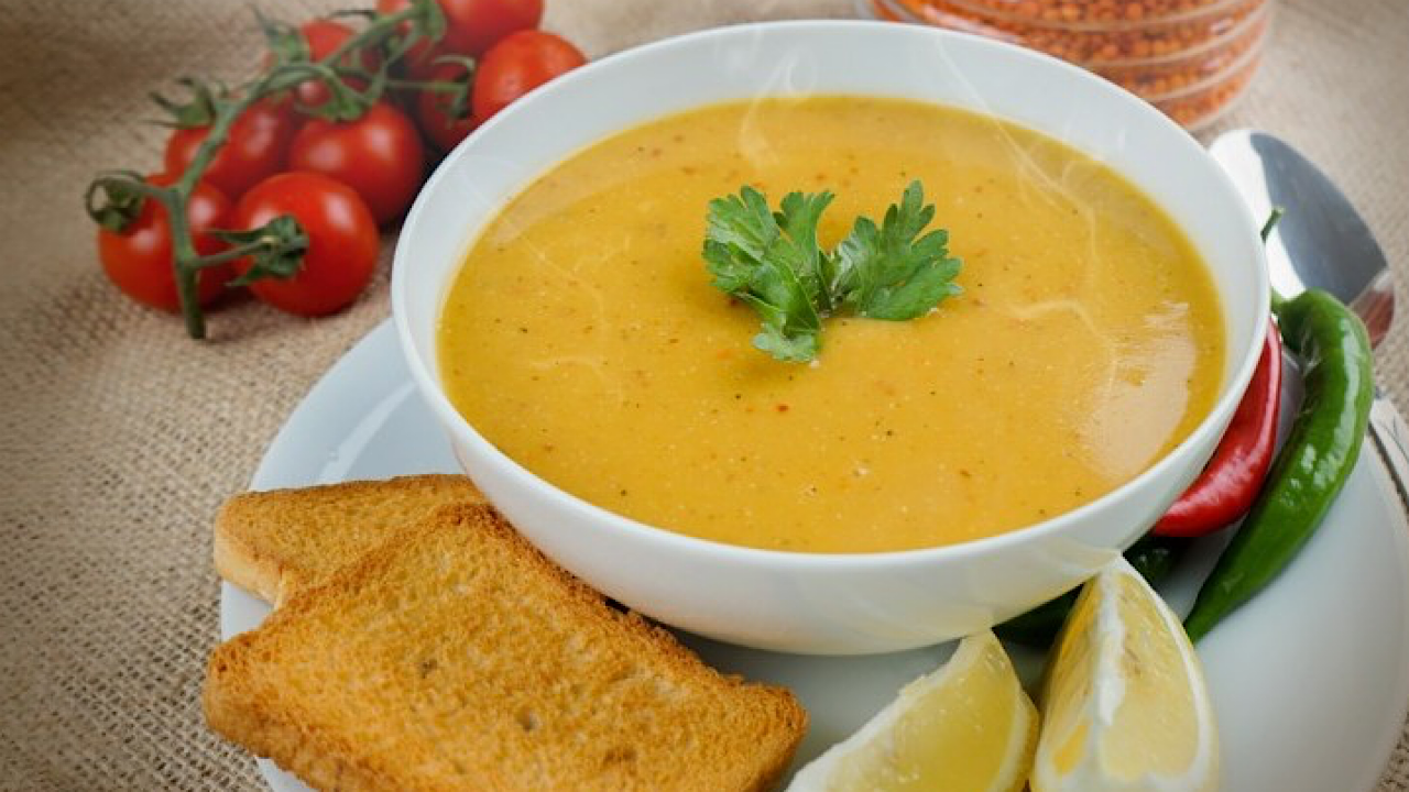 للشعور بدفء الشتاء .. طريقة عمل شوربة العدس بـ 3 وصفات مختلفة وغير تقليدية