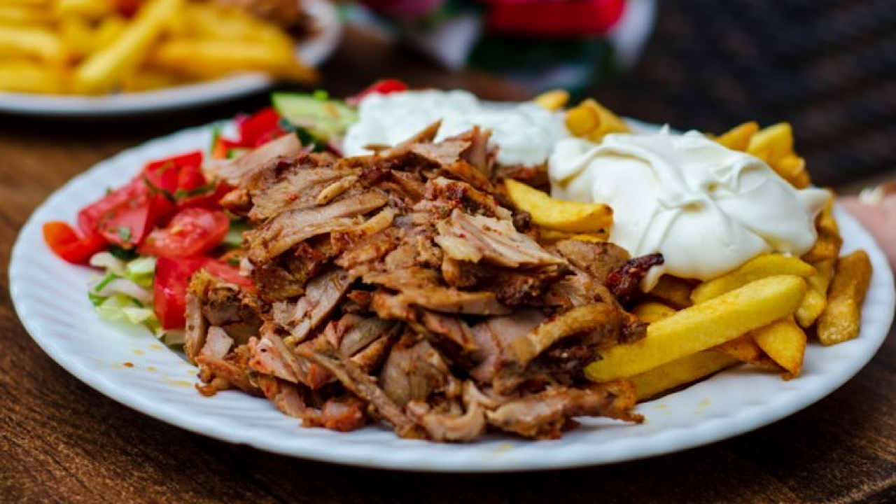 بتتبيلة مميزة وخطوات سريعة .. طريقة عمل شاورما اللحم مثل المطاعم