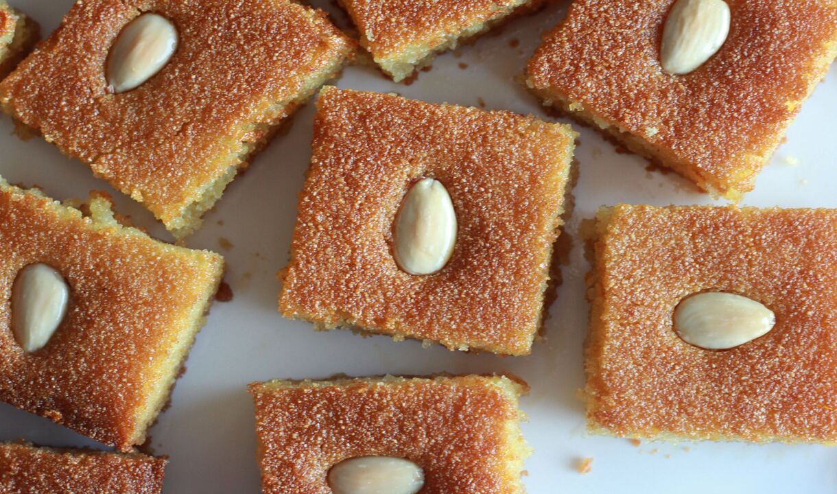 طريقة عمل بسبوسة الطاسة السريعه المرمله بخطوات ناجحه بسر شربات الحلواني