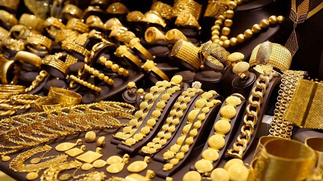 أسعار الذهب اليوم تحقق أرقامًا مفاجأة.. كم سعر جرام الذهب عيار 21 الآن بالصاغة؟ 5 أسعار الذهب اليوم تحقق أرقامًا مفاجأة.. كم سعر جرام الذهب عيار 21 الآن بالصاغة؟