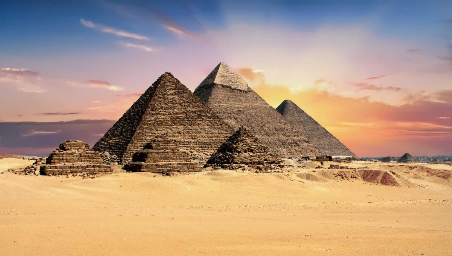 عاجل أهرامات الجيزة تكتسي باللون الأسود ووزارة الآثار تُصرح “ليست لعنة الفراعنة”