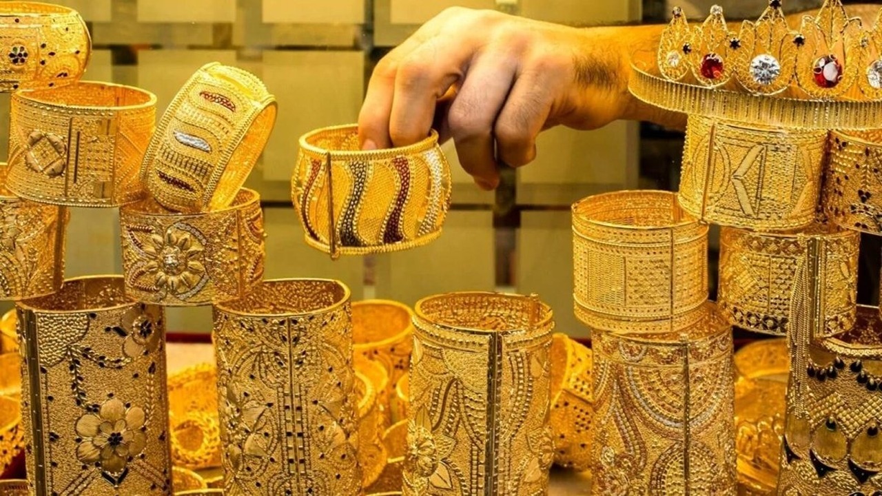 بكام سعر جرام الذهب عيار 21 بالمصنعية؟.. أسعار الذهب اليوم الاثنين 23 ديسمبر 2024 5 بكام سعر جرام الذهب عيار 21 بالمصنعية؟.. أسعار الذهب اليوم الاثنين 23 ديسمبر 2024