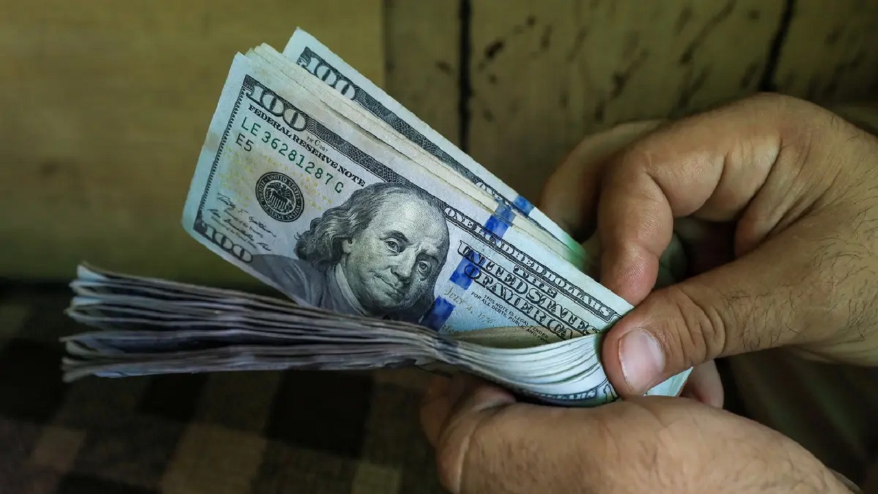 "بعد التراجع" تحديث سعر الدولار مقابل الجنيه المصري اليوم الثلاثاء 31 ديسمبر 2024 في البنوك المصرية 2 “بعد التراجع” تحديث سعر الدولار مقابل الجنيه المصري اليوم الثلاثاء 31 ديسمبر 2024 في البنوك المصرية