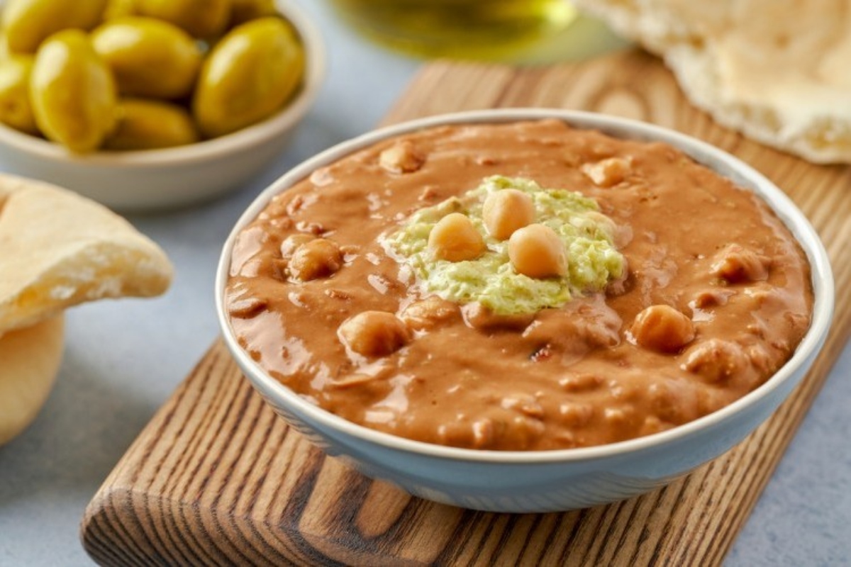 بأسرار العربيات أعملي الفول المدمس على أصوله بالخلطة السرية وبطعم دايب زي الزبدة بدون ما يسود
