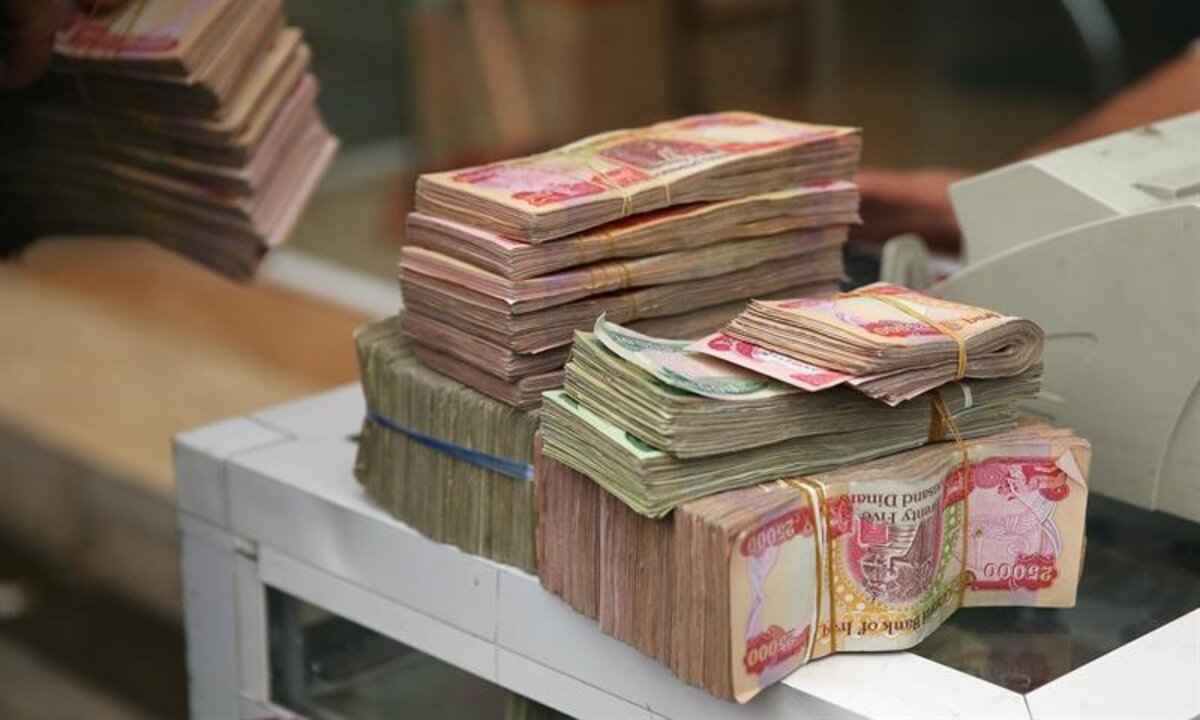 “الحكومة العراقية” تزف بُشرى سارة للموظفين.. زيادة تصل لـ 6000 دينار