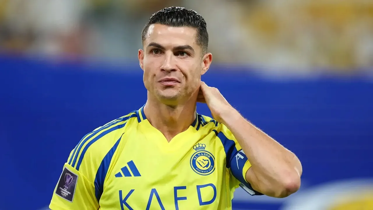 كريستيانو رونالدو يثير الذعر داخل قلعة النصر.. البرتغالي يجمع أغراضه والجماهير تنتظر رحيله
