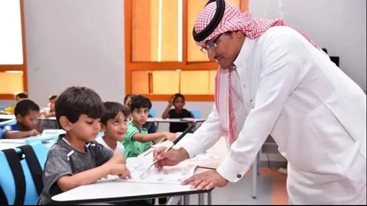 وظائف شاغرة بانتظارك.. وزارة الموارد البشرية تعلن عن وظيفة مساعد معلم بالتعاون مع وزارة التعليم