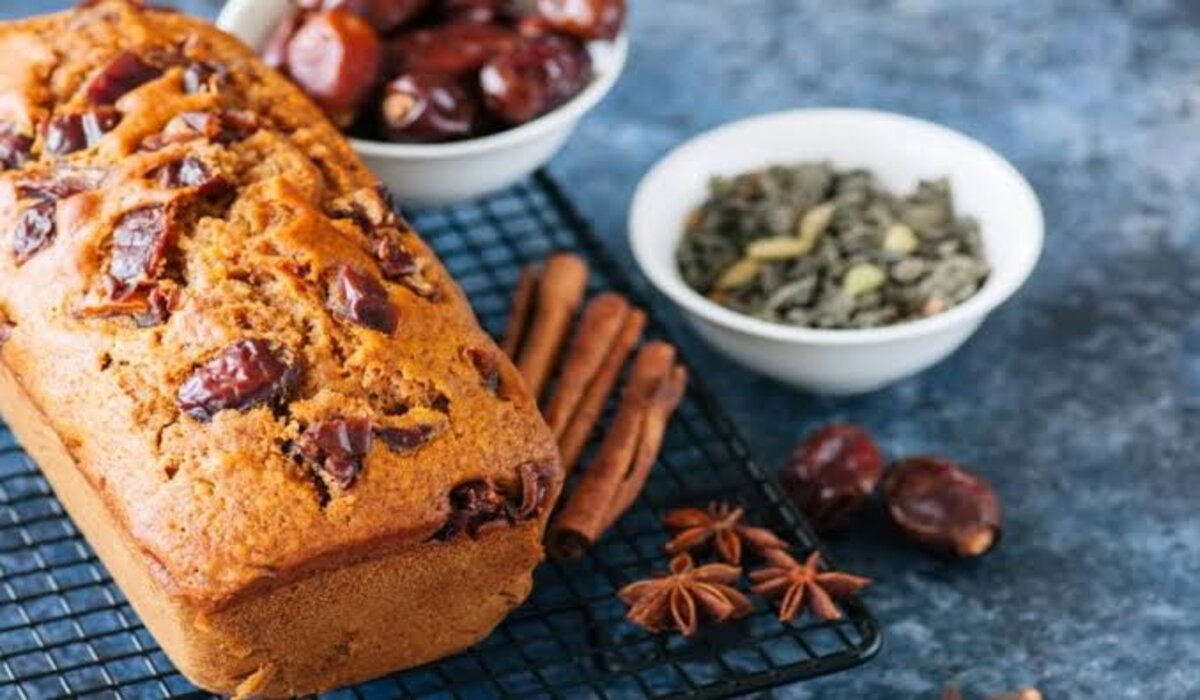 بطعم مختلف وجديد.. طريقة عمل كيك التمر تحليه لذيذة مع كوب الشاي 