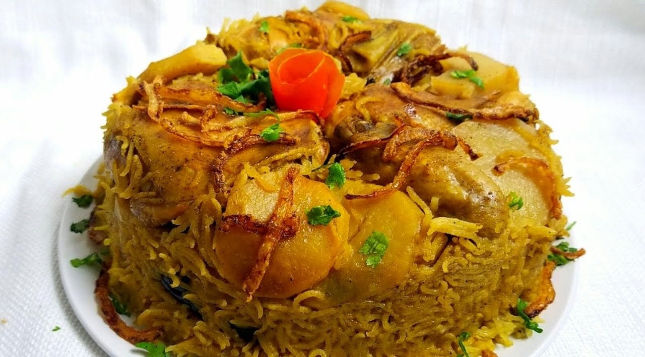 طريقة عمل المقلوبة بالبطاطس اللذيذه بخطوات احترافيه وبمكونات اقتصاديه