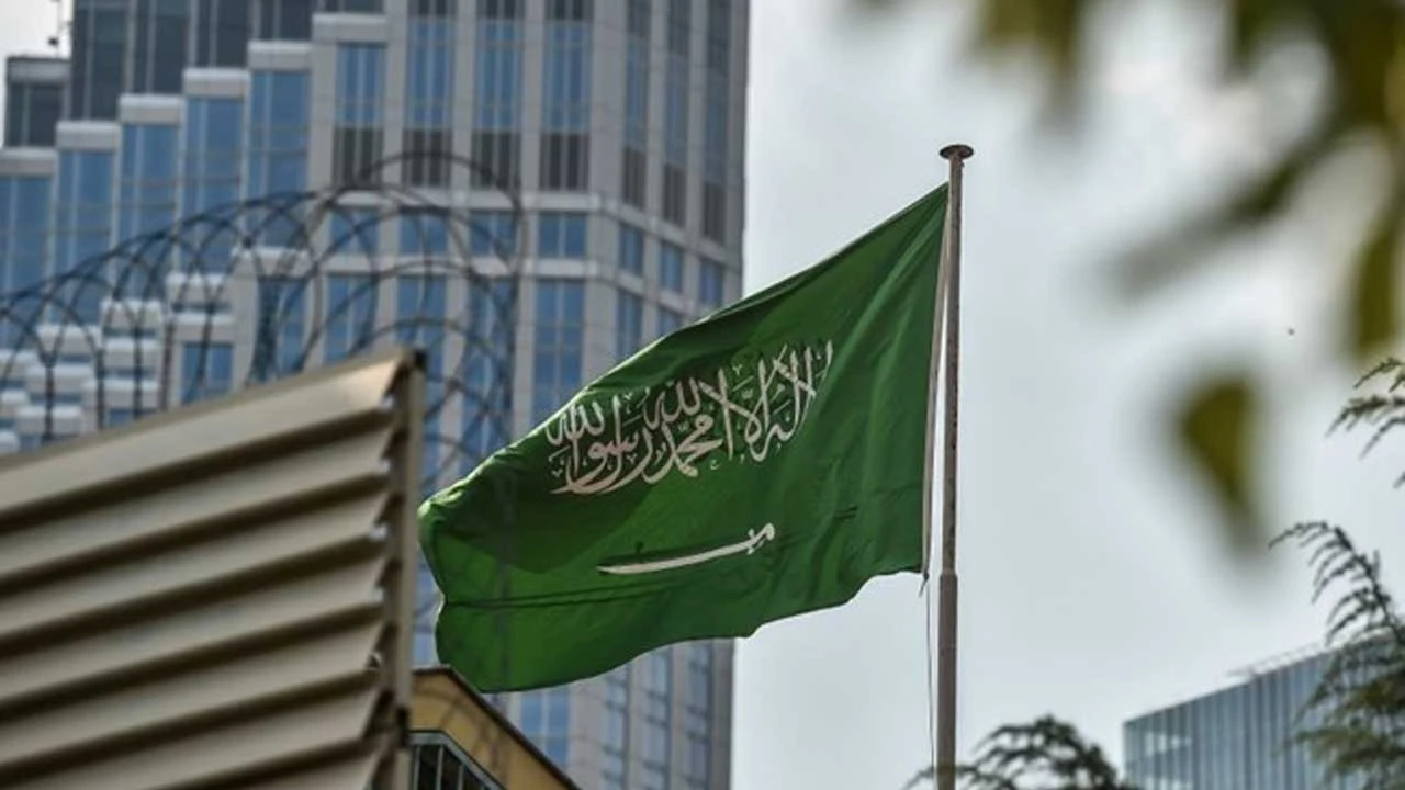 توضيح هام من الحكومة السعودية بشأن نقل كفالة عامل من فرد إلى شركة وحالات إلغاء الطلب