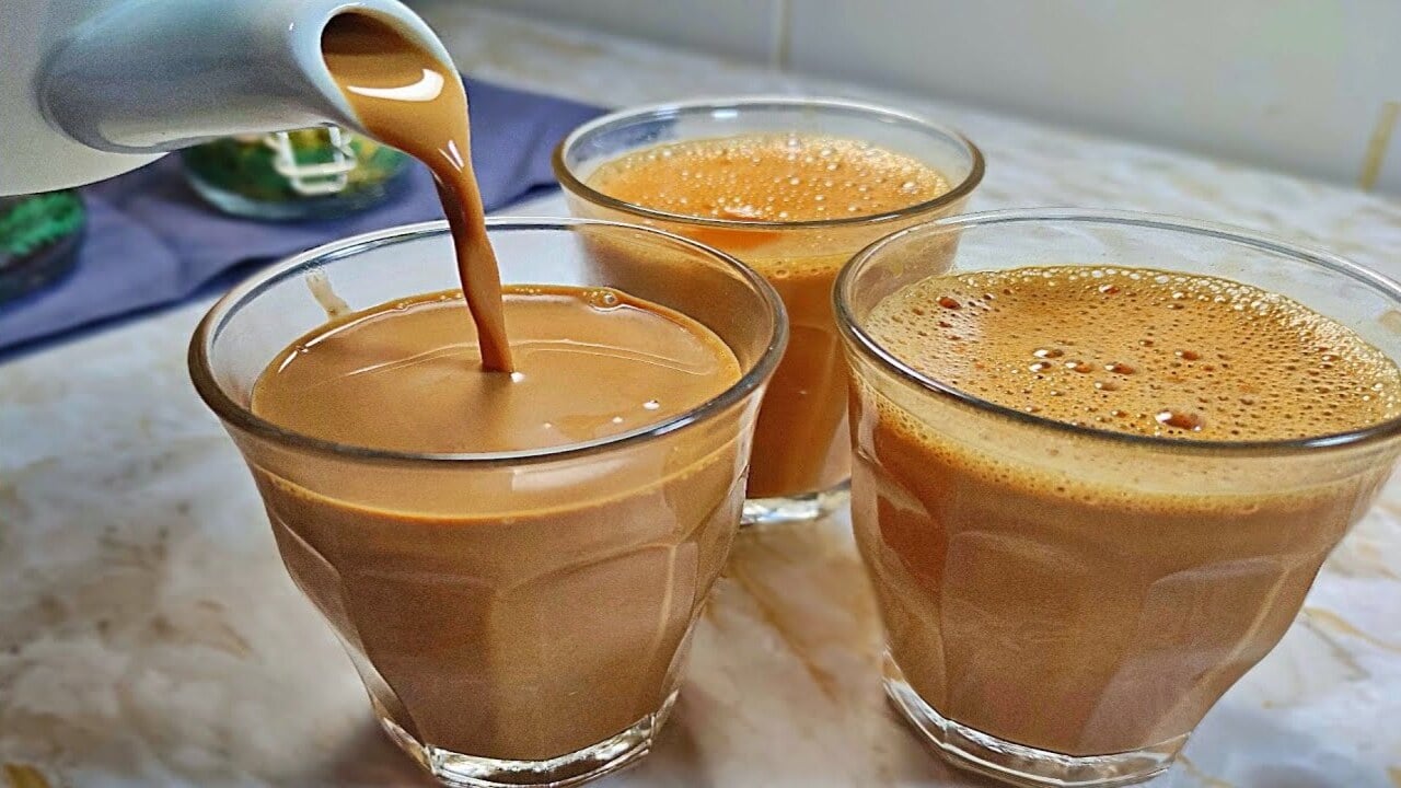 شاهي بالحليب.. طريقة الشاي اليمني العدني الأصلي للإحساس بالدفا بطعم مميز 5 شاهي بالحليب.. طريقة الشاي اليمني العدني الأصلي للإحساس بالدفا بطعم مميز