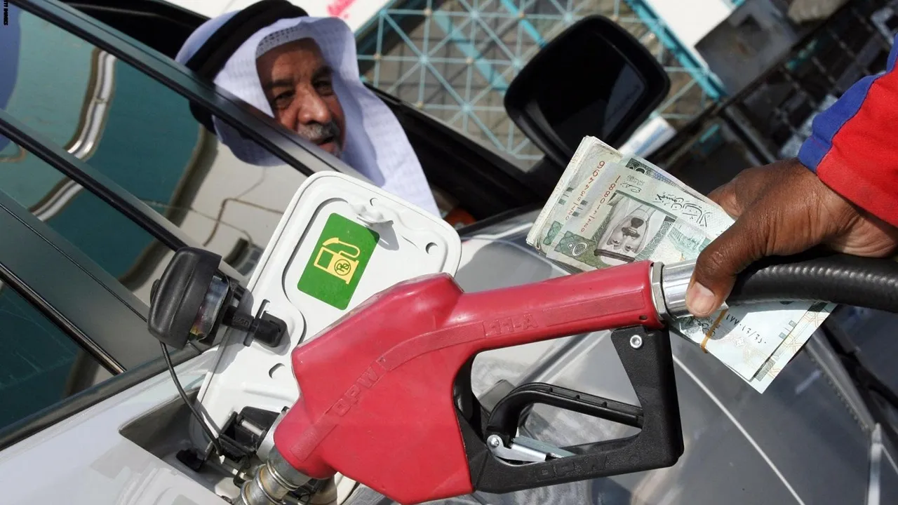 بكم اللتر؟.. أسعار البنزين في السعودية اليوم وفقًا لـ "أرامكو" بعد آخر ارتفاع للديزل واستقرار باقي المحروقات 5 بكم اللتر؟.. أسعار البنزين في السعودية اليوم وفقًا لـ “أرامكو” بعد آخر ارتفاع للديزل واستقرار باقي المحروقات