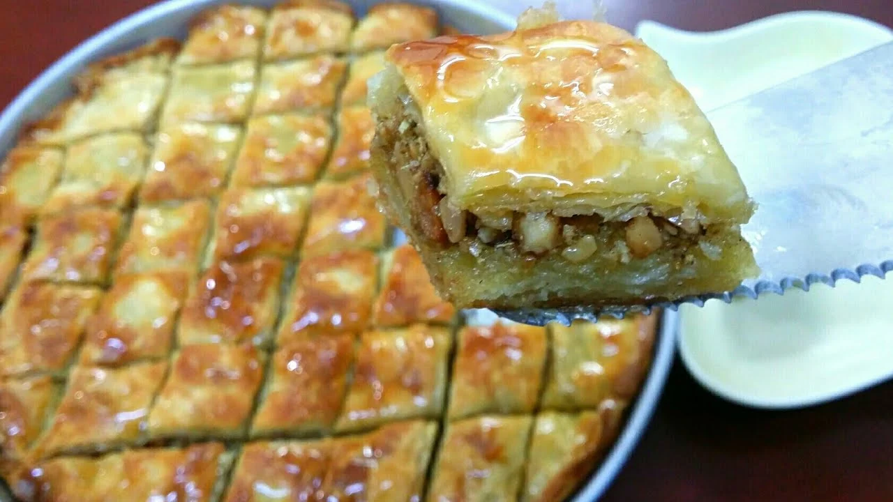 بمذاق مميز اصنعي أشهي أنواع الحلويات.. طريقة عمل حلويات البقلاوة في المنزل