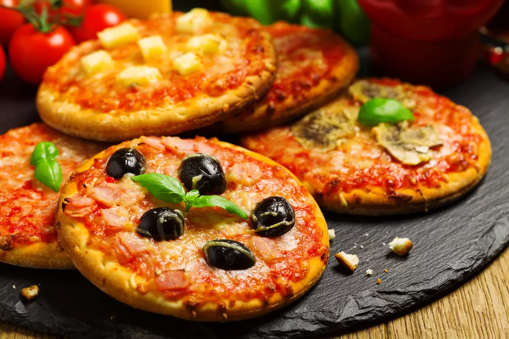 لعشاق المعجنات السريعة .. طريقة عمل الميني بيتزا خطوة بخطوة في البيت للأطفال