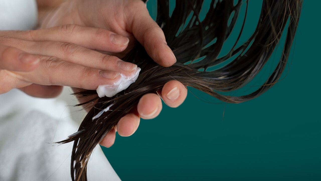 قناع الشعر المعجزة .. 6 خلطات للشعر للتكثيف والتطويل بمكونات طبيعية من البيت “الملح للقشرة – الموز للتنعيم”