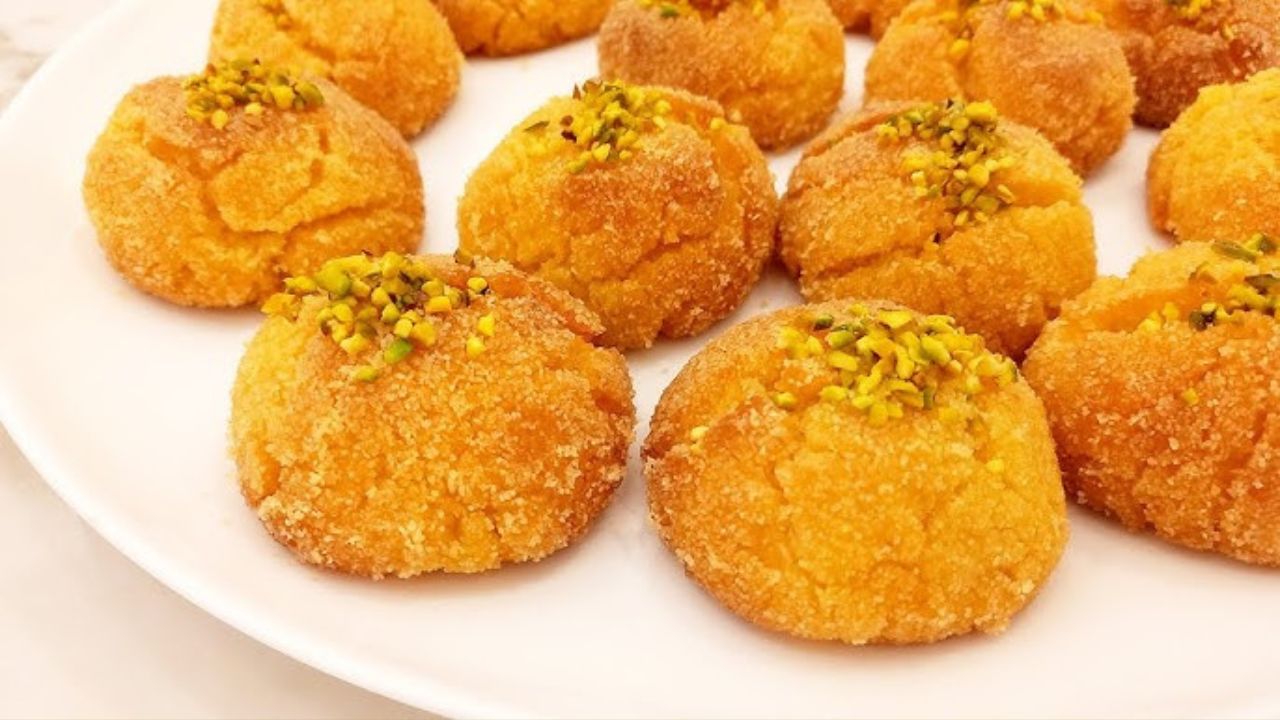 ابهري الجميع بهذه الحلوى .. حضري كرات البسبوسة بالسميد في دقائق طعم لا يقاوم لضيوفك