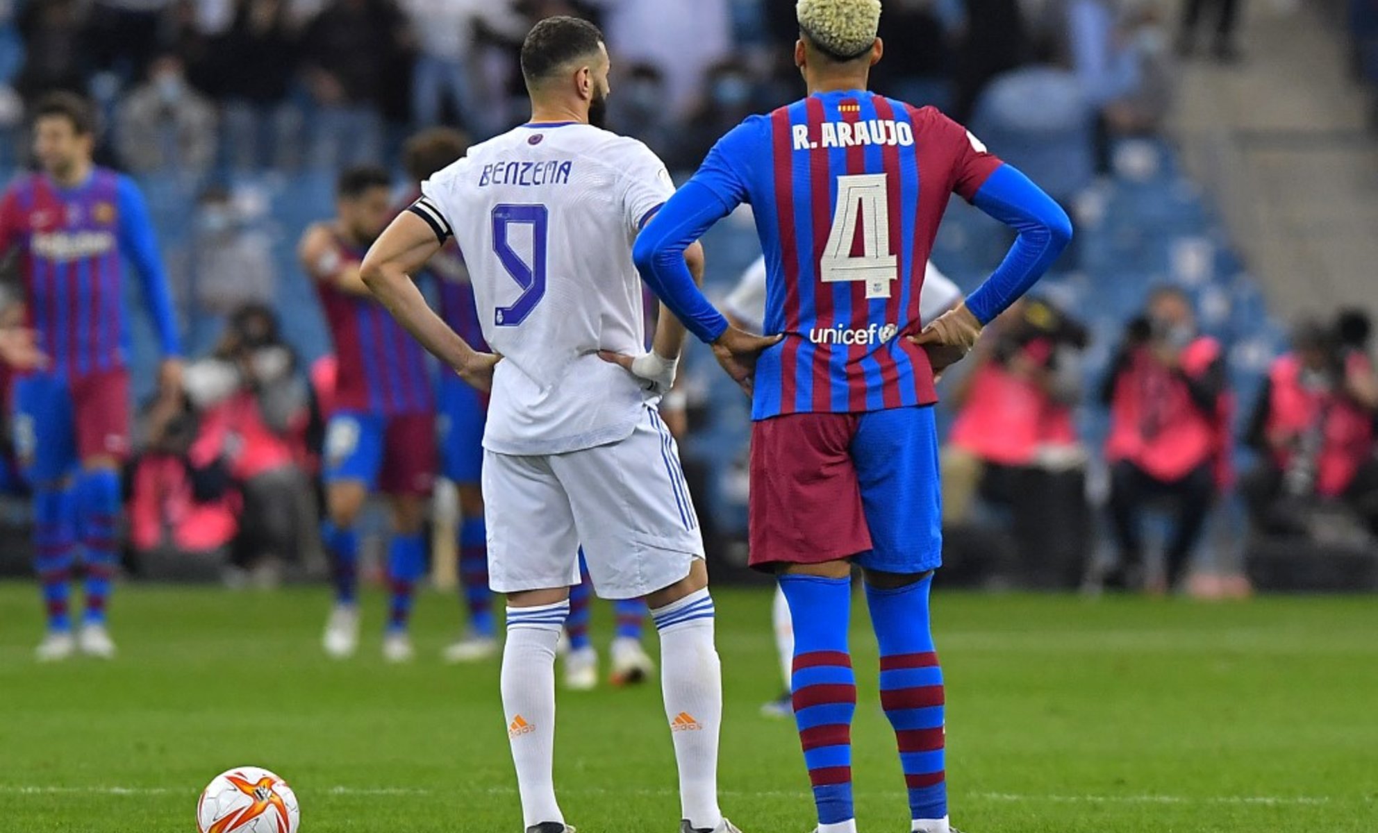 لقاء العملاقة المرتقب .. معلق مباراة برشلونة وريال مدريد في نهائي كأس السوبر الإسباني اليوم +القنوات الناقلة
