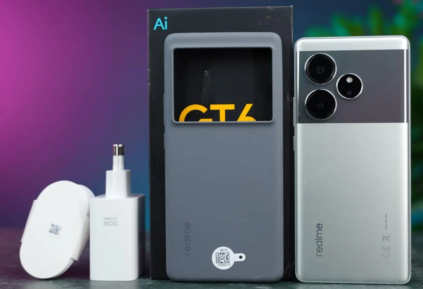 ملك الفخامة شبيه الآيفون العملاق هاتف Realme GT 6 المنافس الشرس بكاميرا خيالية وأداء ملوش وصف