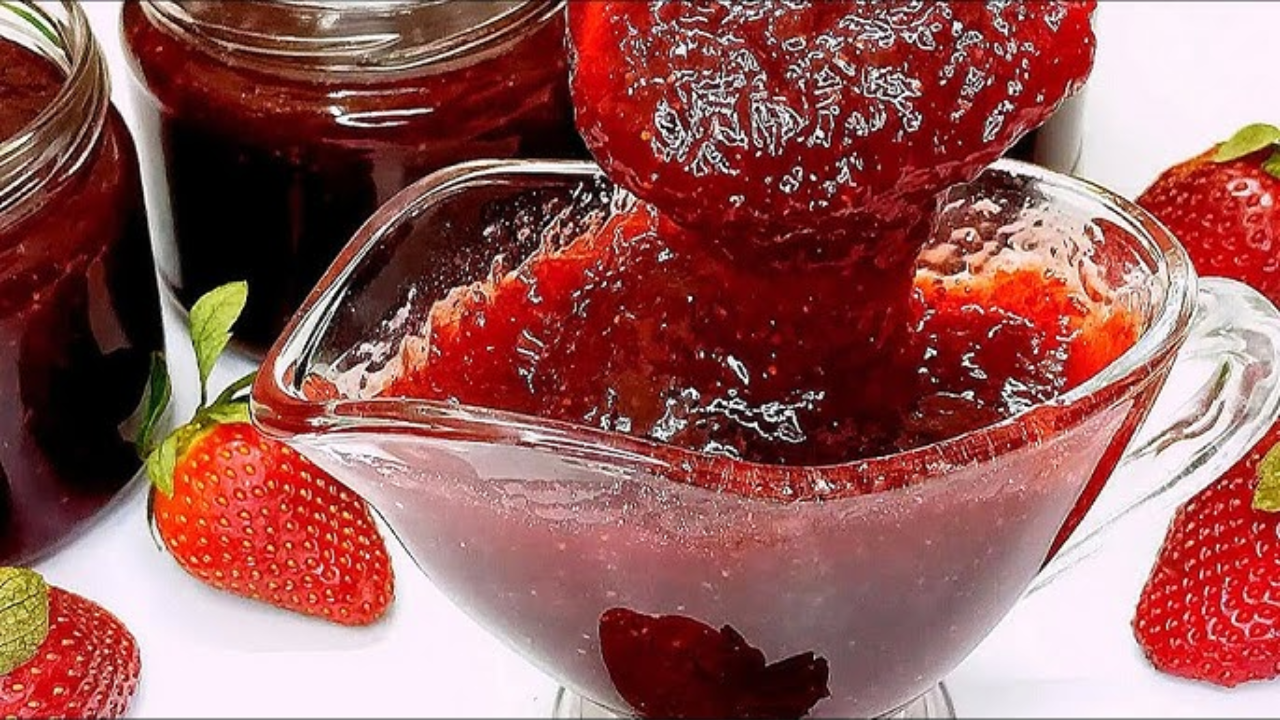بمكونات بسيطة وطعم رائع .. اعملي مربى الفراولة في البيت زي الجاهزة 5 بمكونات بسيطة وطعم رائع .. اعملي مربى الفراولة في البيت زي الجاهزة
