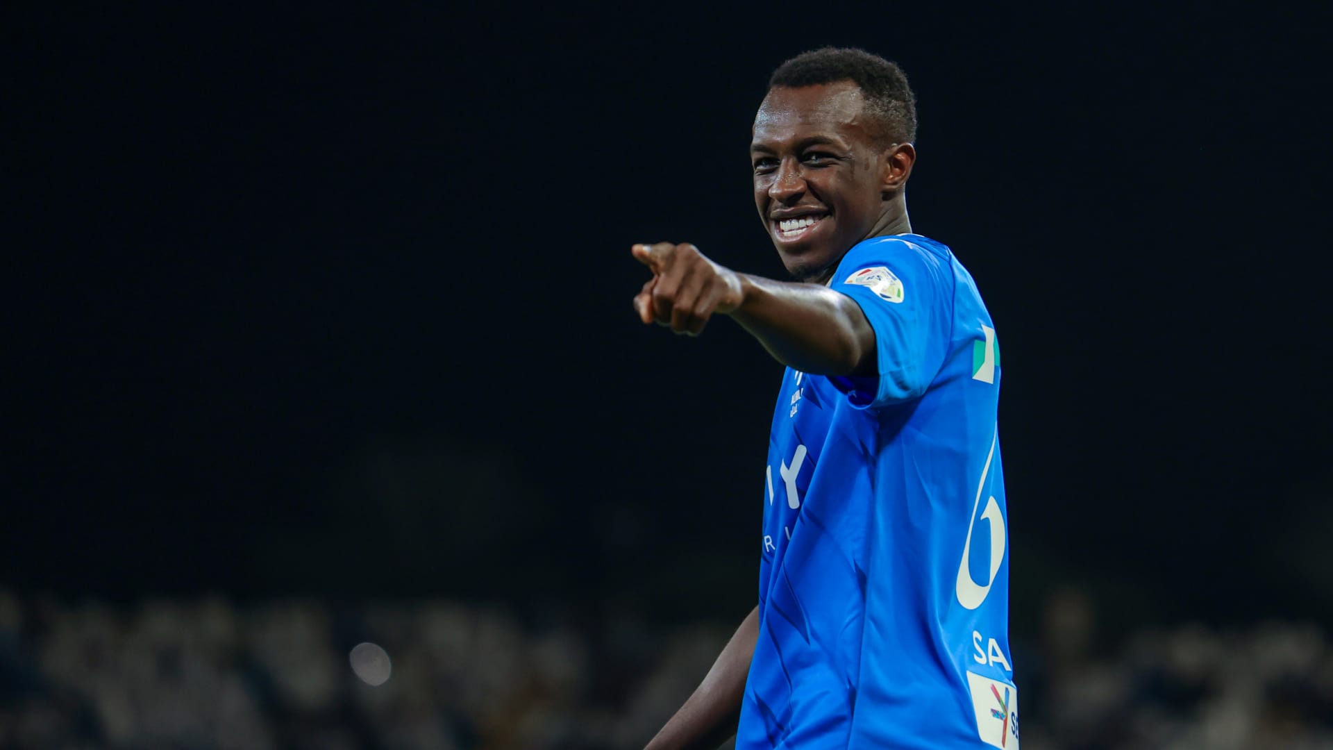 جدل تحكيمي يعيد سعود عبد الحميد للمشهد بعد تعادل الهلال أمام الرياض