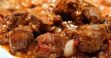 طريقة عمل طاجن اللحمة بالبصل في المنزل بطريقة سهلة وبسيطة