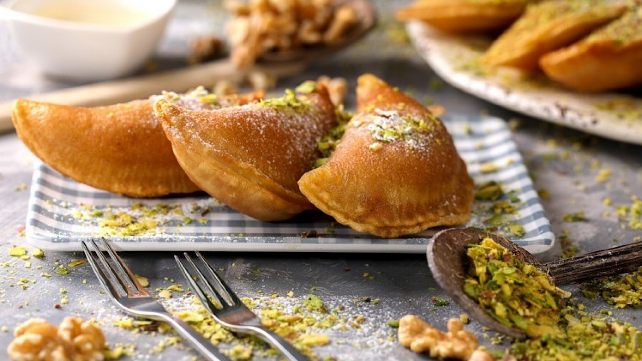 أساسية في رمضان .. طريقة عمل القطايف في المنزل مثل محلات الحلويات وبمكونات اقتصادية غير مكلفة 5 أساسية في رمضان .. طريقة عمل القطايف في المنزل مثل محلات الحلويات وبمكونات اقتصادية غير مكلفة