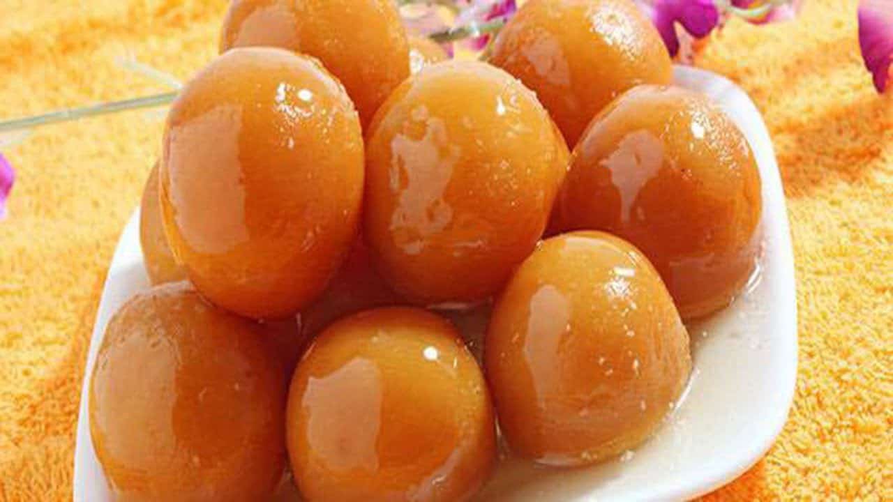 اعملي الزلابيا المقرمشة من الخارج وقطنية من الداخل أسهل حاجه حلوة تدفيهم وتفرحهم