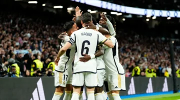 real madrid squad celebrate 2