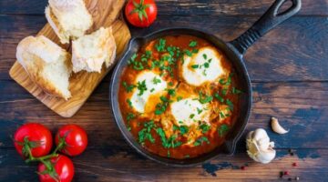 البيض المغربي مع الطماطم والكمون