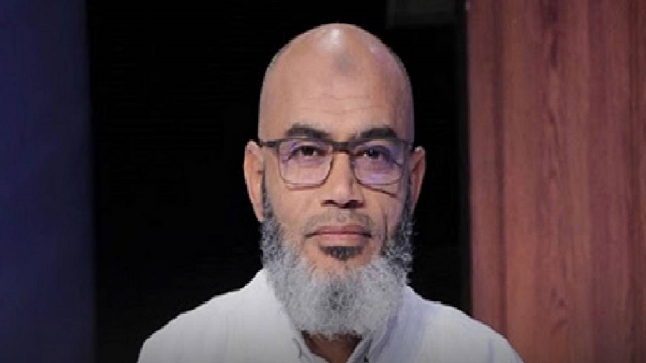 الشيخ محمد الهنتاتي بين الجدل الإعلامي والملاحقة القانونية.. من هو وأسباب الاحتفاظ به بأمر النيابة التونسية؟