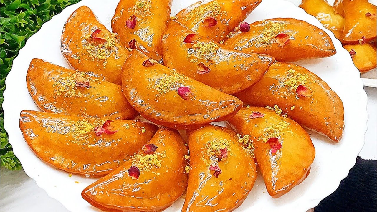 إستعدي لإستقبال شهر رمضان .. إبهريهم وحضري القطايف بالمكسرات علي طريقة أشهر الحلوانية بمكونات من منزلك وطعمها يجنن