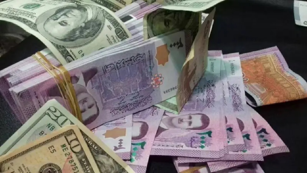 الليرة السورية تواصل انهيارها مقابل الدولار في نهاية تعاملات اليوم بدمشق ومختلف المصارف