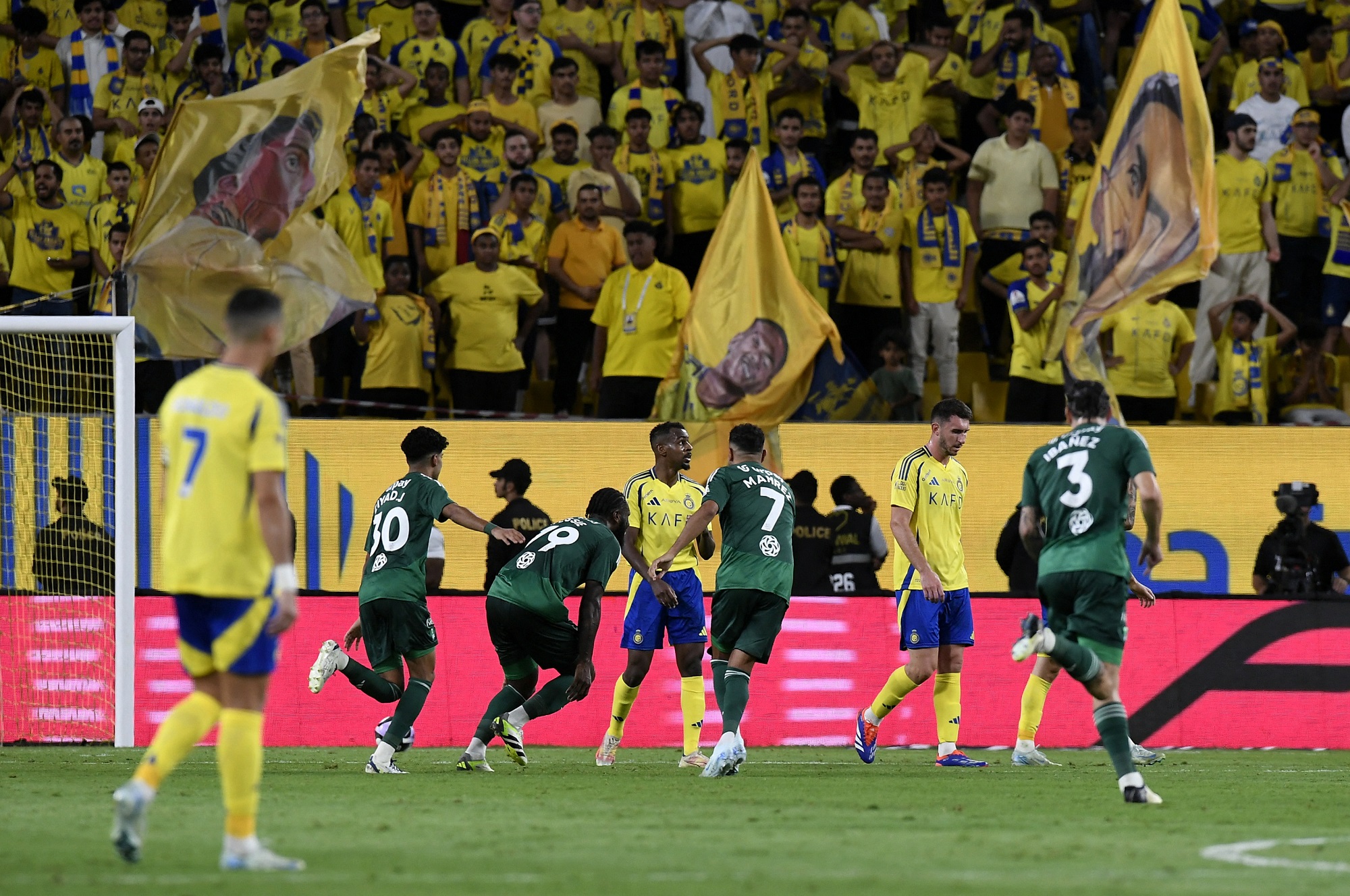 الكشف عن طاقم تحكيم مباراة الأهلي والنصر في دوري روشن.. “مفاجأة مدوية”
