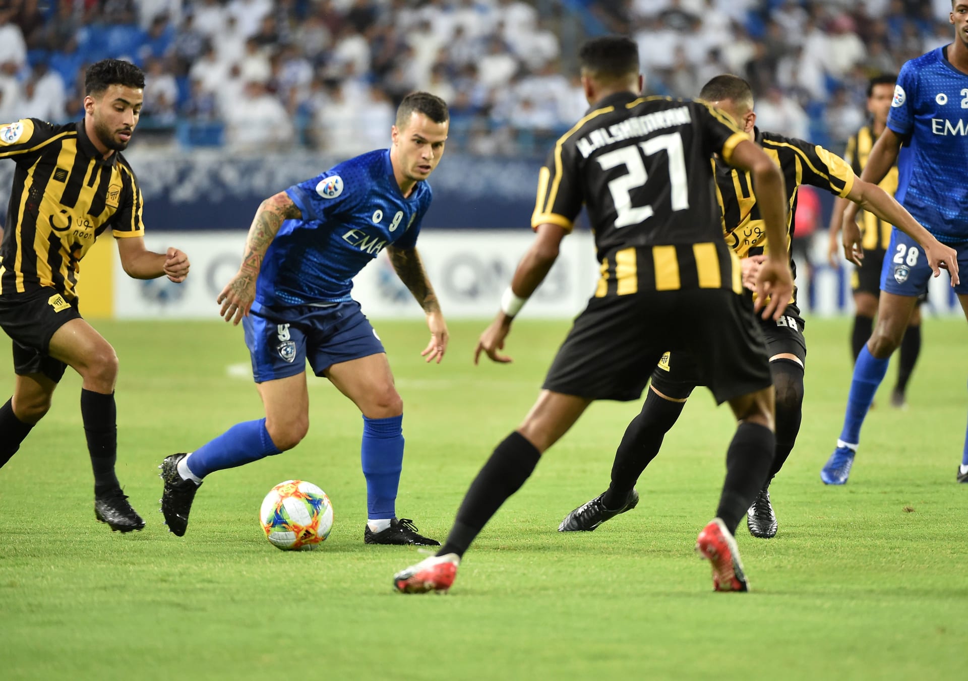 خبير تحكيمي يثير الجدل بعد فوز الاتحاد على الهلال في دوري روشن 5 خبير تحكيمي يثير الجدل بعد فوز الاتحاد على الهلال في دوري روشن