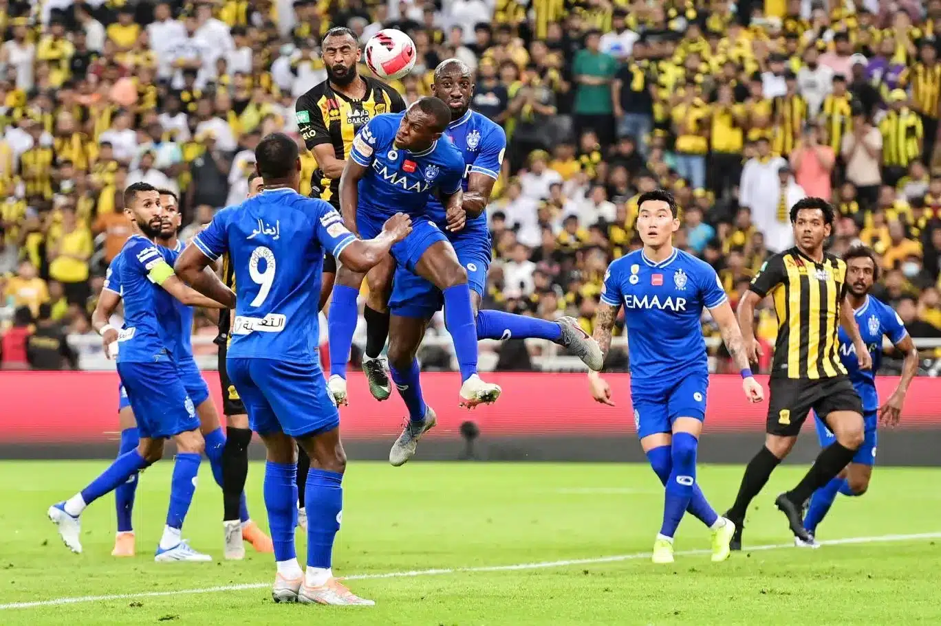 غضب جماهيري بعد السقوط المدوي أمام الاتحاد.. “إقالة خيسوس أبرز المطالب”